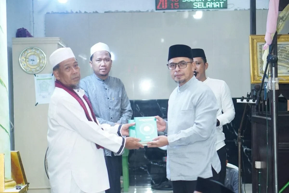 Penyerahan Bantuan Al-Quran dan Sembako oleh Bupati BOLTARA