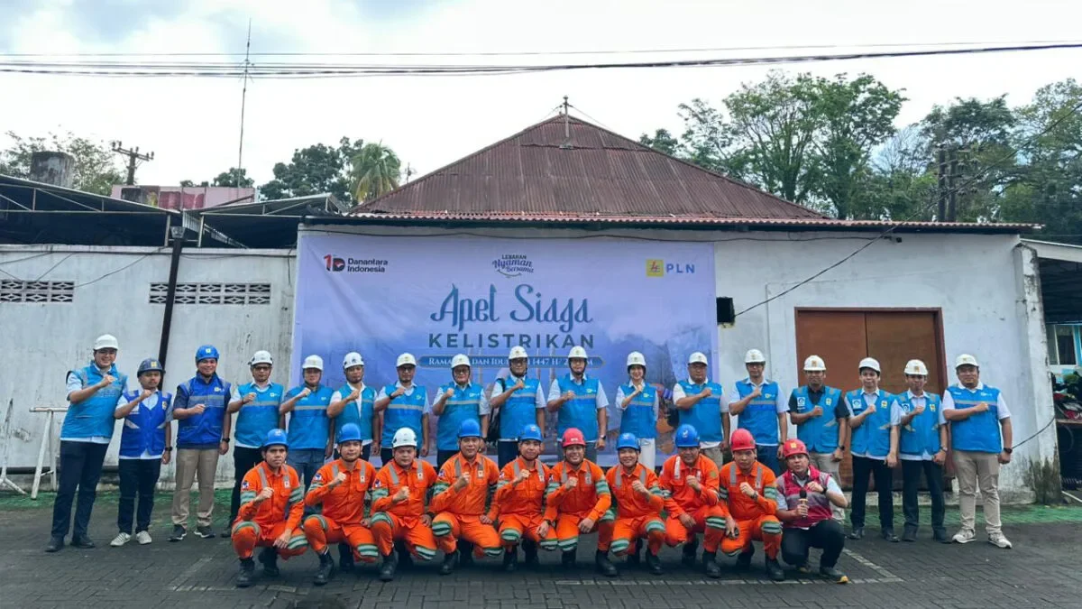 Manager PLN UP3 Manado Revi Aldrian Foto bersama GM PLN UID Suluttenggo Usman Bangunfoto dok.PLN