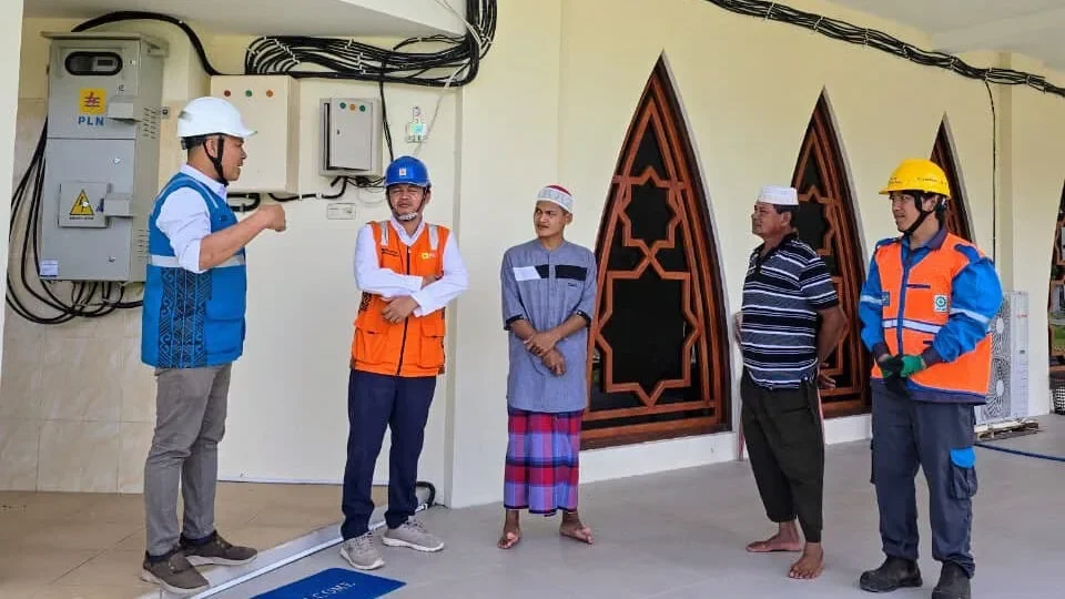 Rio Kaeng Manager PLN ULP Molibagu saat melakukan pengecekkan langsung ke tempat tempat ibadah yang akan digunakan untuk sholat Ied 1 1