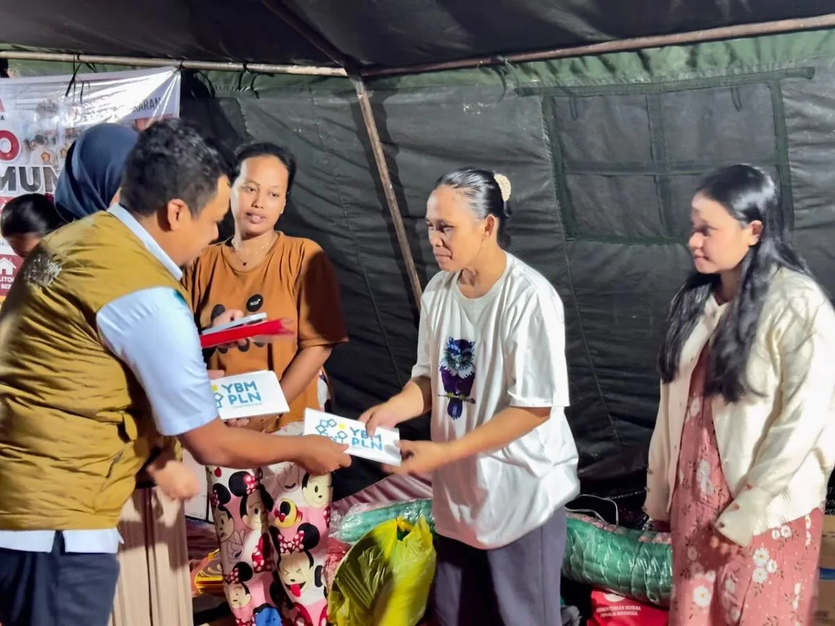 Wujud PLN Peduli Bersama YBM, UP3 Tolitoli Gerak Cepat Salurkan Bantuan Korban Kebakaran 161 107331cb 2440 480d 8412 ffccdeb9be4f