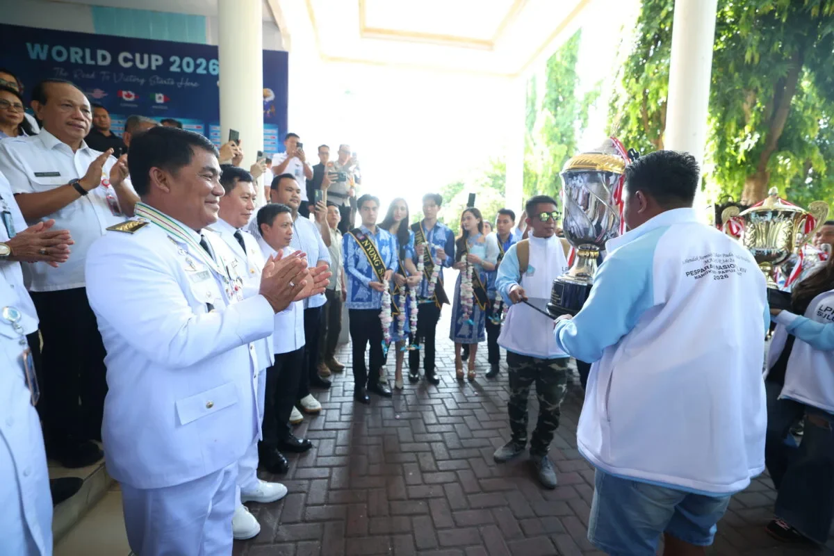 Piala Bergilir Presiden Tiba di Sulut, Gubernur Yulius: Bukti Talenta dan Kerja Keras Anak Daerah 160 R5RR5805