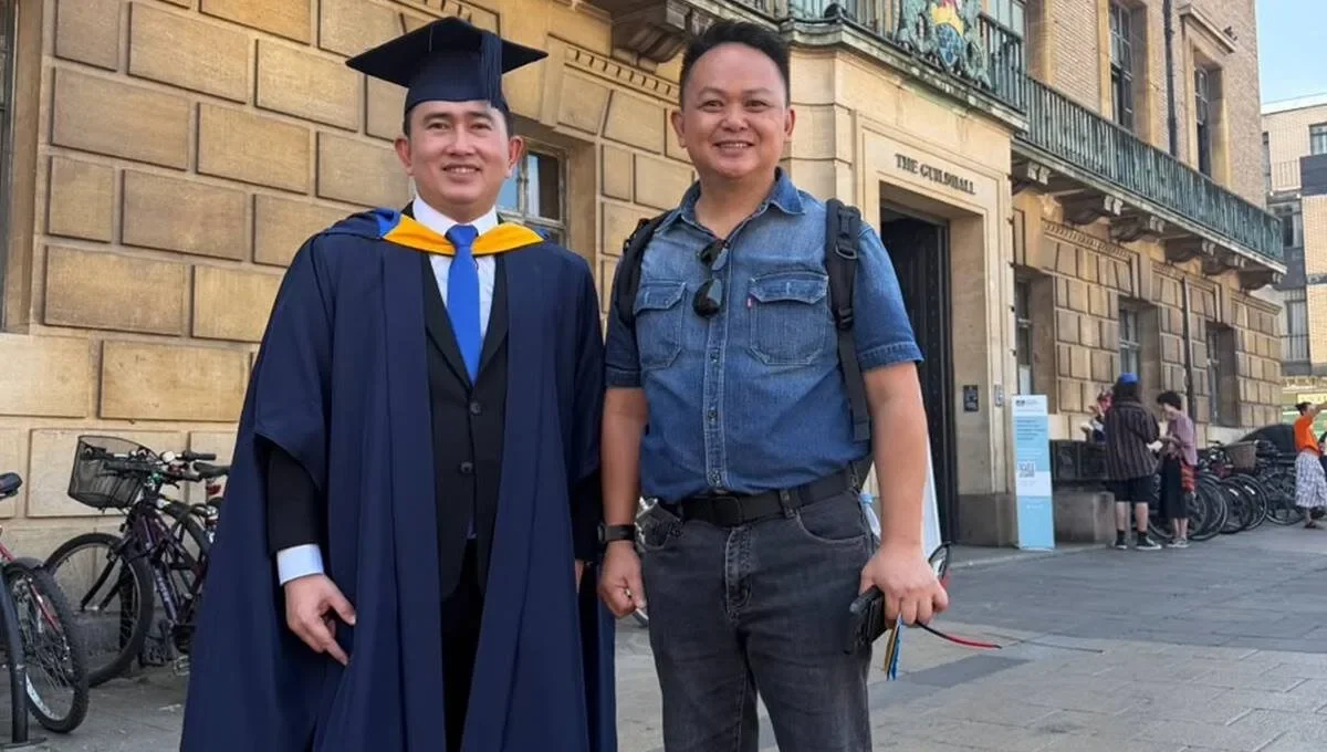 Ketua Fraksi PDIP Rocky Wowor Resmi Wisuda di Cambridge Inggris 161 Rocky Wowor mengenakan toga raih gelar MBA