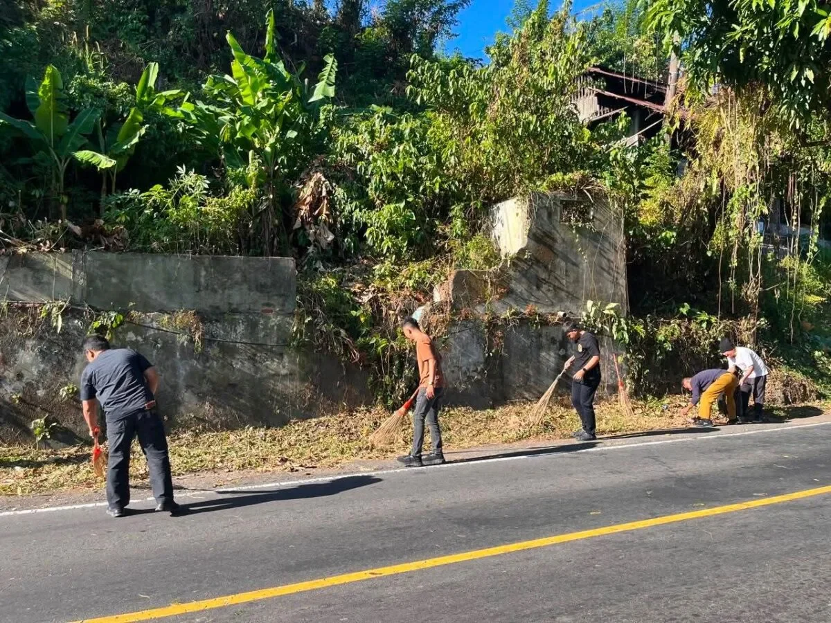 Sekretariat DPRD Sulut Kerja Bakti Bersihkan Jalur Manado Tomohon 166 FB IMG 1785848454621