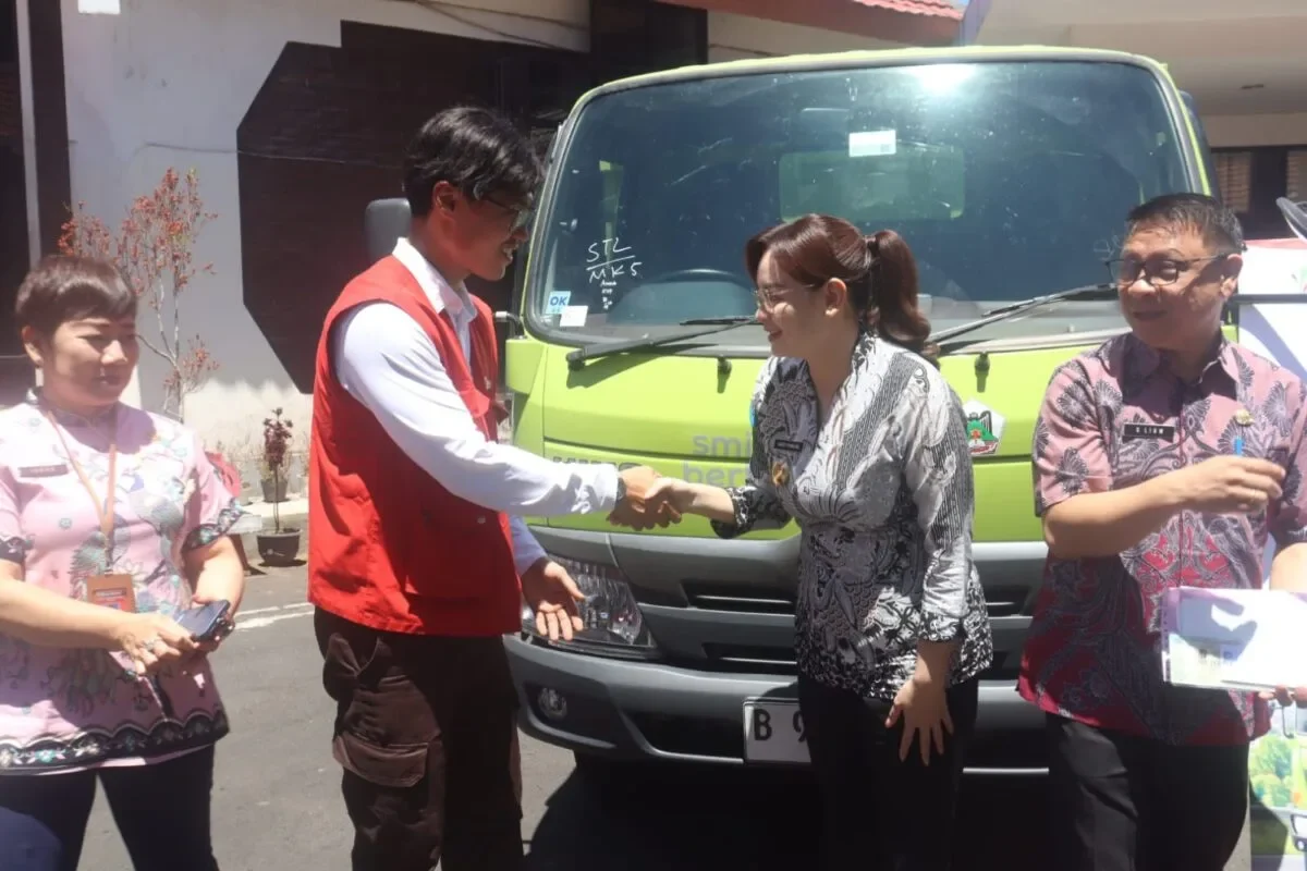 Realisasikan TJSL, PT SMI Serahkan Bantuan Satu Unit Truk Sampah 166 788e4986 9bb9 41ce bd02 791b0e615d09