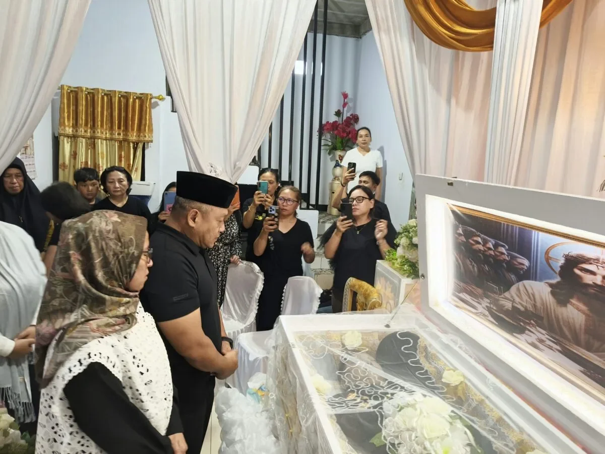 Kapolda Sulut Sambangi Rumah Duka Alm. Kombes Pol Steidy Raranta 164 IMG 20260928 WA0010